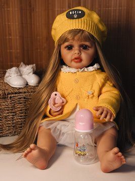 Реалістична лялька реборн 55 см, Reborn Doll вініл-силіконова в жовтій кофточці та береті з аксесуарами DO-03 фото