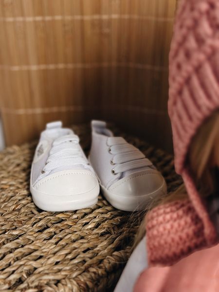 Реалістична лялька реборн 55 см, вініл-силіконова дівчинка у рожевому комбінезоні та вязаною шапочкою DO-10 фото