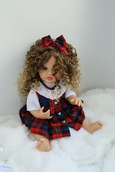 Реалістична лялька Реборн Reborn Doll 55 см, вініл-силіконова дівчинка кучеряшка в одязі з аксесуарами DO-27 фото