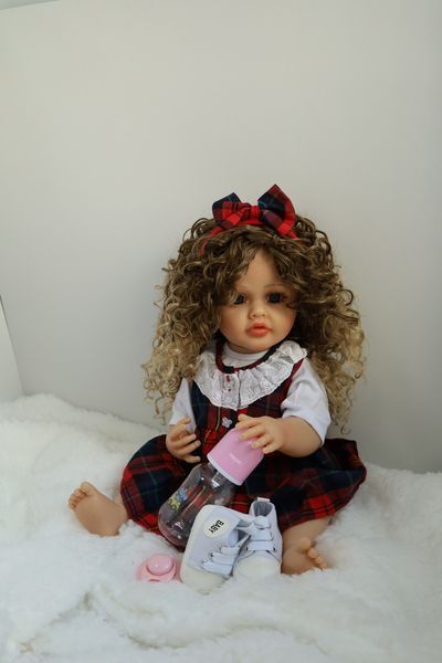 Реалістична лялька Реборн Reborn Doll 55 см, вініл-силіконова дівчинка кучеряшка в одязі з аксесуарами DO-27 фото